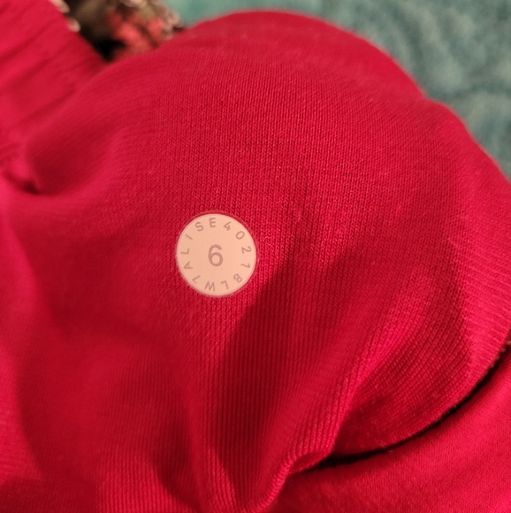 Lululemon reversible shorts size 6 - Picture 7 of 7